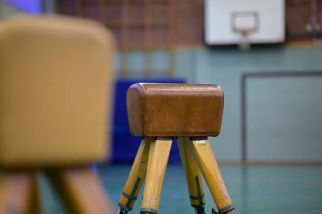 Feature, Turnböcke in der Sporthalle, Turnbock. Schulministerin Dorothee Feller (NRW) stellt das Programm - Startchance Bewegung - vor, in der Gemeinschaftsgrundschule Kunterbunt am 19.11.2025 in Duisburg Deutschland. Gemeinschaftsgrundschule Kunterbunt *** Feature, Gym jacks in the Sports hall, Turnbock Schulministerin Dorothee Feller NRW provides the Programme Starting opportunity Movement before, in the Community primary school Colourful on 19 11 2025 in Duisburg Germany Community primary school Colourful