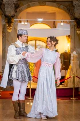 Winterausstellung auf Schloss Moritzburg, Mit Aschenbrödel zum Ball. Die Aschenbrödel-Saison startet im Schloss Moritzburg. Vom 21. November 2025 bis 1. März 2026 sind im Schloss wieder Originalkostüme, nachgebildete Filmszenen und Requisiten ausgestellt. Am authentischen Drehort wird der Märchenfilm Drei Haselnüsse für Aschenbrödel lebendig. Mit dem Motto Auf zum Ball! setzen die Ausstellungsmacher in der 14. Winterausstellung einen besonderen Akzent. Der barocke Speisesaal mit der imposanten Geweihsammlung wird erstmals komplett für Gäste begehbar. Gäste können in eigenen Kostümen, den beliebten Besucherkostümen oder natürlich in Zivil Walzer tanzen. Zum Pressetermin tanzten Anna Gregor und Felix Hauke. Moritzburg Sachsen