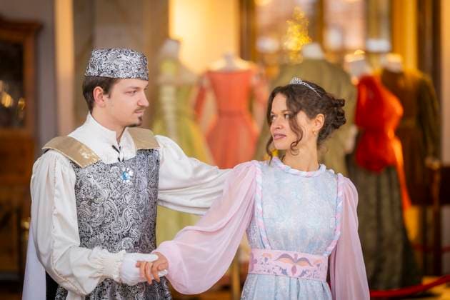 Winterausstellung auf Schloss Moritzburg, Mit Aschenbrödel zum Ball. Die Aschenbrödel-Saison startet im Schloss Moritzburg. Vom 21. November 2025 bis 1. März 2026 sind im Schloss wieder Originalkostüme, nachgebildete Filmszenen und Requisiten ausgestellt. Am authentischen Drehort wird der Märchenfilm Drei Haselnüsse für Aschenbrödel lebendig. Mit dem Motto Auf zum Ball! setzen die Ausstellungsmacher in der 14. Winterausstellung einen besonderen Akzent. Der barocke Speisesaal mit der imposanten Geweihsammlung wird erstmals komplett für Gäste begehbar. Gäste können in eigenen Kostümen, den beliebten Besucherkostümen oder natürlich in Zivil Walzer tanzen. Zum Pressetermin tanzten Anna Gregor und Felix Hauke. Moritzburg Sachsen
