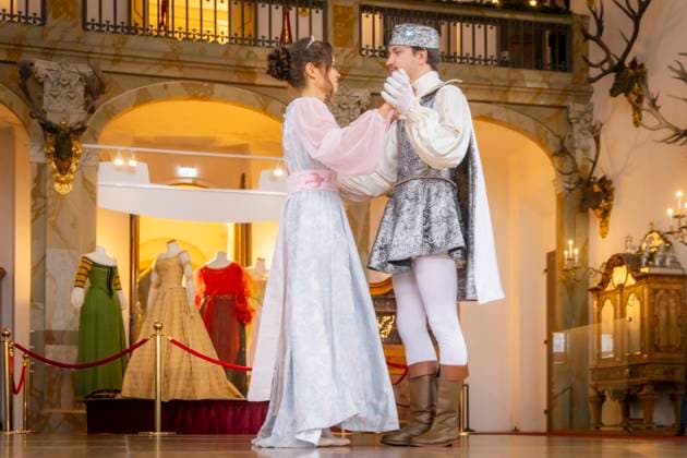 Winterausstellung auf Schloss Moritzburg, Mit Aschenbrödel zum Ball. Die Aschenbrödel-Saison startet im Schloss Moritzburg. Vom 21. November 2025 bis 1. März 2026 sind im Schloss wieder Originalkostüme, nachgebildete Filmszenen und Requisiten ausgestellt. Am authentischen Drehort wird der Märchenfilm Drei Haselnüsse für Aschenbrödel lebendig. Mit dem Motto Auf zum Ball! setzen die Ausstellungsmacher in der 14. Winterausstellung einen besonderen Akzent. Der barocke Speisesaal mit der imposanten Geweihsammlung wird erstmals komplett für Gäste begehbar. Gäste können in eigenen Kostümen, den beliebten Besucherkostümen oder natürlich in Zivil Walzer tanzen. Zum Pressetermin tanzten Anna Gregor und Felix Hauke. Moritzburg Sachsen