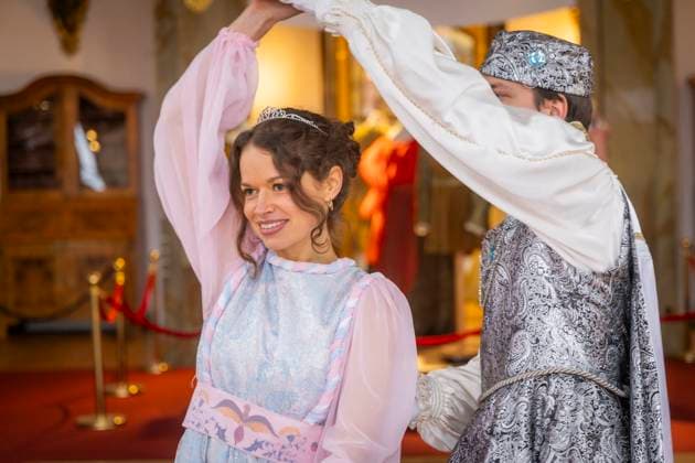 Winterausstellung auf Schloss Moritzburg, Mit Aschenbrödel zum Ball. Die Aschenbrödel-Saison startet im Schloss Moritzburg. Vom 21. November 2025 bis 1. März 2026 sind im Schloss wieder Originalkostüme, nachgebildete Filmszenen und Requisiten ausgestellt. Am authentischen Drehort wird der Märchenfilm Drei Haselnüsse für Aschenbrödel lebendig. Mit dem Motto Auf zum Ball! setzen die Ausstellungsmacher in der 14. Winterausstellung einen besonderen Akzent. Der barocke Speisesaal mit der imposanten Geweihsammlung wird erstmals komplett für Gäste begehbar. Gäste können in eigenen Kostümen, den beliebten Besucherkostümen oder natürlich in Zivil Walzer tanzen. Zum Pressetermin tanzten Anna Gregor und Felix Hauke. Moritzburg Sachsen