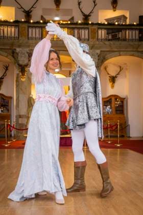 Winterausstellung auf Schloss Moritzburg, Mit Aschenbrödel zum Ball. Die Aschenbrödel-Saison startet im Schloss Moritzburg. Vom 21. November 2025 bis 1. März 2026 sind im Schloss wieder Originalkostüme, nachgebildete Filmszenen und Requisiten ausgestellt. Am authentischen Drehort wird der Märchenfilm Drei Haselnüsse für Aschenbrödel lebendig. Mit dem Motto Auf zum Ball! setzen die Ausstellungsmacher in der 14. Winterausstellung einen besonderen Akzent. Der barocke Speisesaal mit der imposanten Geweihsammlung wird erstmals komplett für Gäste begehbar. Gäste können in eigenen Kostümen, den beliebten Besucherkostümen oder natürlich in Zivil Walzer tanzen. Zum Pressetermin tanzten Anna Gregor und Felix Hauke. Moritzburg Sachsen