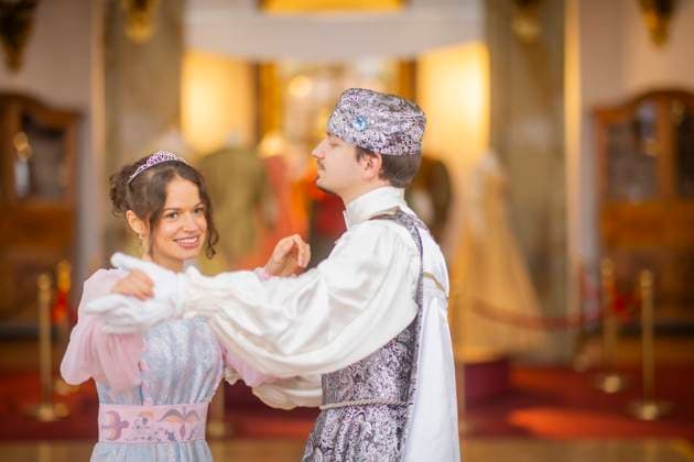 Winterausstellung auf Schloss Moritzburg, Mit Aschenbrödel zum Ball. Die Aschenbrödel-Saison startet im Schloss Moritzburg. Vom 21. November 2025 bis 1. März 2026 sind im Schloss wieder Originalkostüme, nachgebildete Filmszenen und Requisiten ausgestellt. Am authentischen Drehort wird der Märchenfilm Drei Haselnüsse für Aschenbrödel lebendig. Mit dem Motto Auf zum Ball! setzen die Ausstellungsmacher in der 14. Winterausstellung einen besonderen Akzent. Der barocke Speisesaal mit der imposanten Geweihsammlung wird erstmals komplett für Gäste begehbar. Gäste können in eigenen Kostümen, den beliebten Besucherkostümen oder natürlich in Zivil Walzer tanzen. Zum Pressetermin tanzten Anna Gregor und Felix Hauke. Moritzburg Sachsen