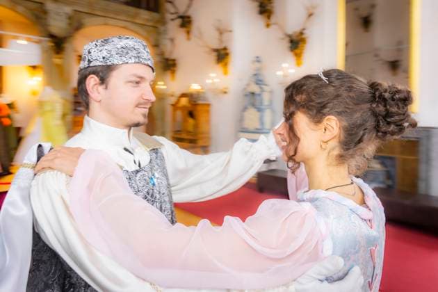Winterausstellung auf Schloss Moritzburg, Mit Aschenbrödel zum Ball. Die Aschenbrödel-Saison startet im Schloss Moritzburg. Vom 21. November 2025 bis 1. März 2026 sind im Schloss wieder Originalkostüme, nachgebildete Filmszenen und Requisiten ausgestellt. Am authentischen Drehort wird der Märchenfilm Drei Haselnüsse für Aschenbrödel lebendig. Mit dem Motto Auf zum Ball! setzen die Ausstellungsmacher in der 14. Winterausstellung einen besonderen Akzent. Der barocke Speisesaal mit der imposanten Geweihsammlung wird erstmals komplett für Gäste begehbar. Gäste können in eigenen Kostümen, den beliebten Besucherkostümen oder natürlich in Zivil Walzer tanzen. Zum Pressetermin tanzten Anna Gregor und Felix Hauke. Moritzburg Sachsen