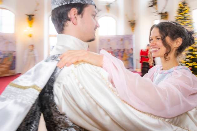Winterausstellung auf Schloss Moritzburg, Mit Aschenbrödel zum Ball. Die Aschenbrödel-Saison startet im Schloss Moritzburg. Vom 21. November 2025 bis 1. März 2026 sind im Schloss wieder Originalkostüme, nachgebildete Filmszenen und Requisiten ausgestellt. Am authentischen Drehort wird der Märchenfilm Drei Haselnüsse für Aschenbrödel lebendig. Mit dem Motto Auf zum Ball! setzen die Ausstellungsmacher in der 14. Winterausstellung einen besonderen Akzent. Der barocke Speisesaal mit der imposanten Geweihsammlung wird erstmals komplett für Gäste begehbar. Gäste können in eigenen Kostümen, den beliebten Besucherkostümen oder natürlich in Zivil Walzer tanzen. Zum Pressetermin tanzten Anna Gregor und Felix Hauke. Moritzburg Sachsen