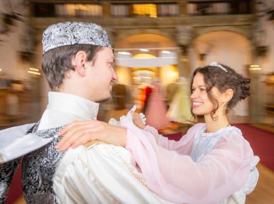Winterausstellung auf Schloss Moritzburg, Mit Aschenbrödel zum Ball. Die Aschenbrödel-Saison startet im Schloss Moritzburg. Vom 21. November 2025 bis 1. März 2026 sind im Schloss wieder Originalkostüme, nachgebildete Filmszenen und Requisiten ausgestellt. Am authentischen Drehort wird der Märchenfilm Drei Haselnüsse für Aschenbrödel lebendig. Mit dem Motto Auf zum Ball! setzen die Ausstellungsmacher in der 14. Winterausstellung einen besonderen Akzent. Der barocke Speisesaal mit der imposanten Geweihsammlung wird erstmals komplett für Gäste begehbar. Gäste können in eigenen Kostümen, den beliebten Besucherkostümen oder natürlich in Zivil Walzer tanzen. Zum Pressetermin tanzten Anna Gregor und Felix Hauke. Moritzburg Sachsen