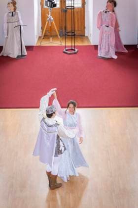 Winterausstellung auf Schloss Moritzburg, Mit Aschenbrödel zum Ball. Die Aschenbrödel-Saison startet im Schloss Moritzburg. Vom 21. November 2025 bis 1. März 2026 sind im Schloss wieder Originalkostüme, nachgebildete Filmszenen und Requisiten ausgestellt. Am authentischen Drehort wird der Märchenfilm Drei Haselnüsse für Aschenbrödel lebendig. Mit dem Motto Auf zum Ball! setzen die Ausstellungsmacher in der 14. Winterausstellung einen besonderen Akzent. Der barocke Speisesaal mit der imposanten Geweihsammlung wird erstmals komplett für Gäste begehbar. Gäste können in eigenen Kostümen, den beliebten Besucherkostümen oder natürlich in Zivil Walzer tanzen. Zum Pressetermin tanzten Anna Gregor und Felix Hauke. Moritzburg Sachsen