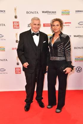 Heinz Hoenig und Annika Kärsten-Hönig bei der Verleihung der GOLDENE BILD der FRAU im Stage Theater im Hafen Hamburg in Hamburg 19.11.2025 *** Heinz Hoenig and Annika Kärsten Hönig at the GOLDEN PICTURE OF A WOMAN award ceremony at the Stage Theater im Hafen Hamburg in Hamburg 19 11 2025