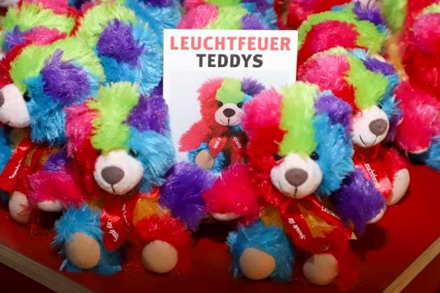 abb Bunte Leuchtfeuer Teddy Promis verkaufen die Stoff Tiere Charity Aktion zu gunsten von Hamburg Leuchtfeuer in der Wandelhalle des Hauptbahnhof am 20 11 2025 in Haqmburg Hamburg Germany