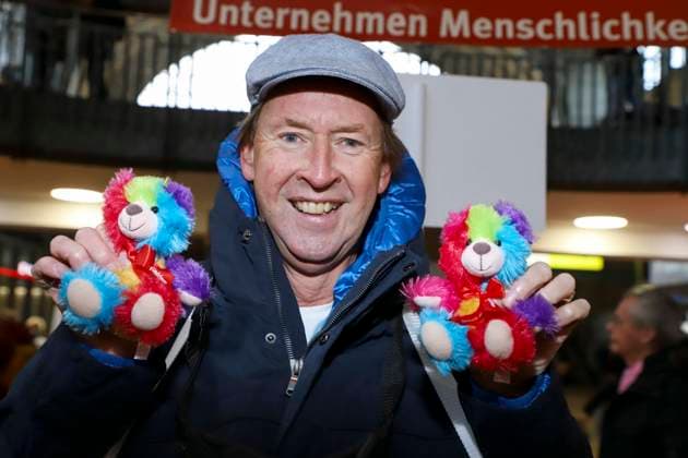 abb Lou Richter presenter sells colorful beacon teddy celebrities sell the stuffed animals Charity action in favor of Hamburg Leuchtfeuer in the Wandelhalle of the main station on 20 11 2025 in Haqmburg Hamburg Germany