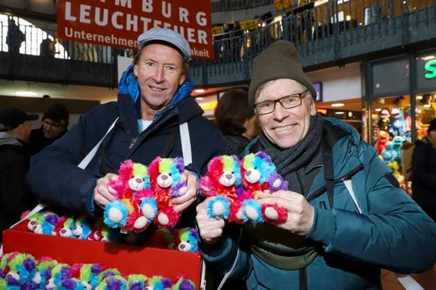 abb Lou Richter, Thorsten Laussch sell Bunte Leuchtfeuer Teddy celebrities sell the stuffed animals Charity action in favor of Hamburg Leuchtfeuer in the Wandelhalle of the main station on 20 11 2025 in Haqmburg Hamburg Germany