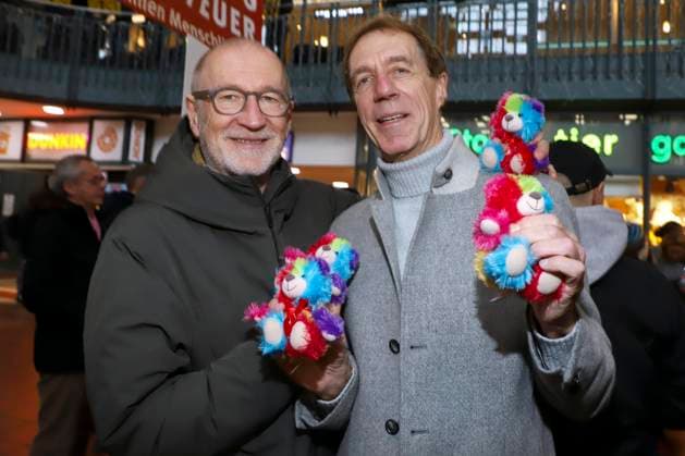 abb Peter Lohmeyer actor and Helmut Schulte ex football coach sell colorful beacon teddy celebrities sell the stuffed animals Charity action in favor of Hamburg Leuchtfeuer in the Wandelhalle of the main station on 20 11 2025 in Haqmburg Hamburg Germany