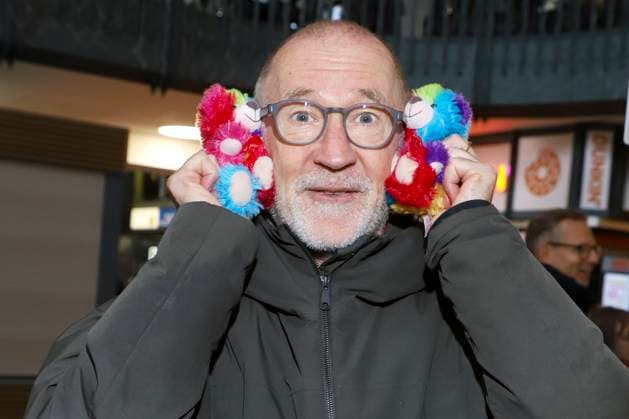 abb Peter Lohmeyer Actor sells colorful beacon teddy celebrities sell the stuffed animals Charity action in favor of Hamburg Leuchtfeuer in the Wandelhalle of the main station on 20 11 2025 in Haqmburg Hamburg Germany