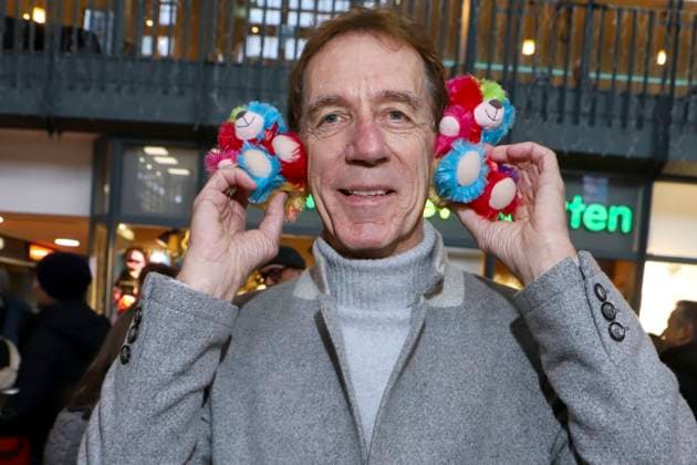 abb Helmut Schultes football coach sells colorful beacon teddy celebrities sell the stuffed animals Charity action in favor of Hamburg Leuchtfeuer in the Wandelhalle of the main station on 20 11 2025 in Haqmburg Hamburg Germany