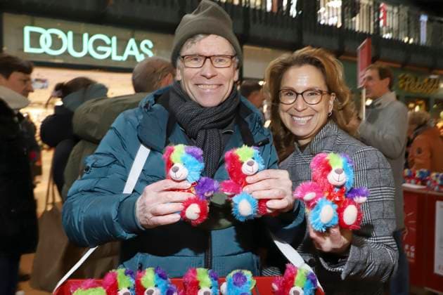 abb Thorsten Laussch, Carola Veit sell Bunte Leuchtfeuer Teddy Promis verkaufen die Stoff Tiere Charity Aktion zu gunsten von Hamburg Leuchtfeuer in der Wandelhalle des Hauptbahnhof am 20 11 2025 in Haqmburg Hamburg Germany