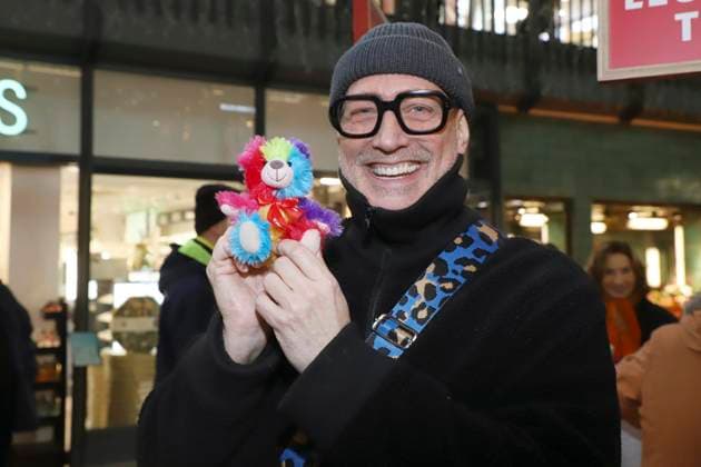 abb Nik Breidenbach Actor sells colorful beacon teddy celebrities sell the stuffed animals Charity action in favor of Hamburg Leuchtfeuer in the Wandelhalle of the main station on 20 11 2025 in Haqmburg Hamburg Germany