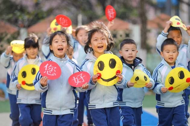 (251120) -- BEIJING, Nov. 20, 2025 -- Children show emoji and greeting cards made to celebrate the upcoming World Hello Day, which falls on Nov. 21 annually, at a kindergarten in Qingdao, east China s Shandong Province, Nov. 20, 2025. (Photo by Xinhua) CHINA-WORLD HELLO DAY-CELEBRATION (CN) ZhangxYing 