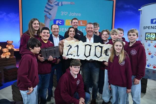 Presenter Wolfram KONS and his guests Soccer national coach Julian NAGELSMANN with partner Lena WURZENBERGER, judge Ulrich WETZEL, 30 RTL Spendenmarathon Wir helfen Kindern , television, 20 21 11 2024 in Huerth, Germany,