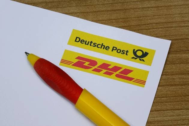 Briefbogen mit Deutsche Post und DHL sowie Kugelschreiber Briefbogen mit Deutsche Post und DHL sowie Kugelschreiber, 16.11.2025, Borkwalde, Brandenburg, Auf einem Briefbogen befinden sich die Logos der Deutschen Post und von DHL und liegt ein Kugelschreiber. *** Letterhead with Deutsche Post and DHL and ballpoint pen Letterhead with Deutsche Post and DHL and ballpoint pen, 16 11 2025, Borkwalde, Brandenburg, The Deutsche Post and DHL logos and a ballpoint pen are on the letterhead