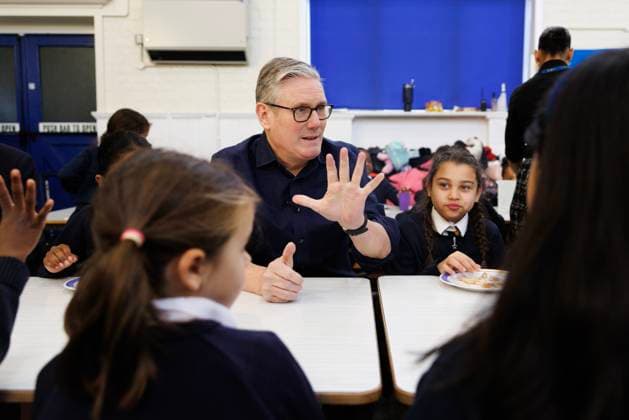 Prime Minister Keir Starmer Breakfast Club visit 20 11 2025. Reading , United Kingdom. Prime Minister Keir Starmer and Education Secretary Bridget Philppson meets children attending Breakfast Club at the St Anne s Catholic Primary school as the government announces schools with more pupils from lower income backgrounds will be able to apply to open breakfast clubs., Credit:Simon Dawson Avalon United Kingdom, Berkshire, Reading  Copyright: xSimonxDawsonx xAvalonx 1053596430