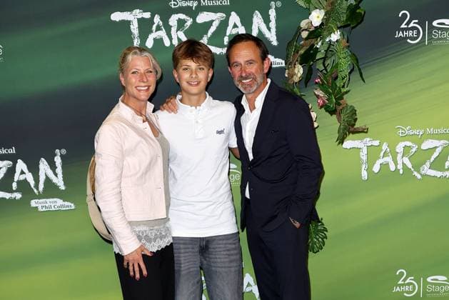 Nina Koenig, Mats Koenig and Nicolas Koenig at the Tarzan musical premiere on 20 11 2025 at the Stage Theater Neue Flora in Hamburg Tarzan musical premiere in Hamburg
