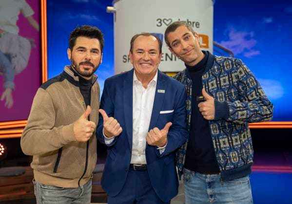 From left to right Actor Ricardo Angelini, presenter Wolfram Kons and actor Florian Thunemann at the 30th RTL Charity Marathon 2025 in Studio 8 of the EMG Studios in Hürth, 20 11 2025 30th RTL Charity Marathon 2025 in Studio 8 of the EMG Studios in Hürth Copyright: MarcoxBader
