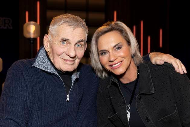 Actor Heinz HOENIG left with wife Annika KAERSTEN HOENIG KÄRSTEN HOENIG right, portrait, portrait, friendly, laughter, guest in the TV program ,,Koelner Treff,, on WDR television, recording on 20 11 2025