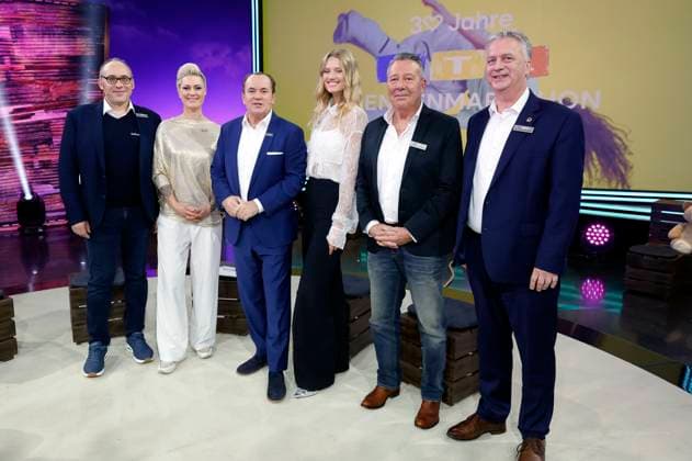 Christian Göbser, Carola Holzner, Wolfram Kons, Toni Garrn, Ulrich Wetzel and Ottmar Heinen at the 30 RTL Spendenmarathon 2025 in Studio 8 of EMG Studios Hürth, 20 11 2025 Foto:xR.xStoffelsx xFuturexImagex spendenmarathon_5325
