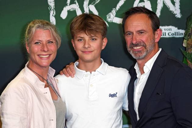Nicolas König with his wife Nina Kirschner and son Mats König at the TARZAN musical premiere at the Stage Theater Neue Flora in Hamburg on 20 11 2025