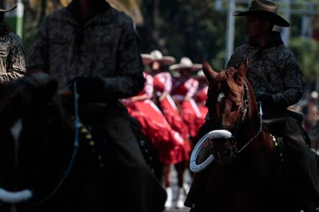November 20, 2025, Mexico, Cdmx, Mexico: As part of the celebration of the 115th Anniversary of the Mexican Revolution, hundreds of soldiers dressed as charros and escaramuzas, in period attire, on horseback, and in a caravan of trucks adorned with giant sombreros, paraded down Avenida Juo¡rez for locals and visitors to enjoy the spectacle prepared by the Army, Navy, and National Guard. Mexico Mexico - ZUMAp204 20251120_zip_p204_082 Copyright: xJosuexPerezx