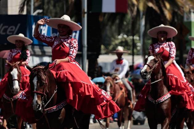 November 20, 2025, Mexico, Cdmx, Mexico: As part of the celebration of the 115th Anniversary of the Mexican Revolution, hundreds of soldiers dressed as charros and escaramuzas, in period attire, on horseback, and in a caravan of trucks adorned with giant sombreros, paraded down Avenida Juo¡rez for locals and visitors to enjoy the spectacle prepared by the Army, Navy, and National Guard. Mexico Mexico - ZUMAp204 20251120_zip_p204_084 Copyright: xJosuexPerezx
