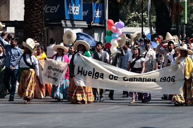 November 20, 2025, Mexico, Cdmx, Mexico: As part of the celebration of the 115th Anniversary of the Mexican Revolution, hundreds of soldiers dressed as charros and escaramuzas, in period attire, on horseback, and in a caravan of trucks adorned with giant sombreros, paraded down Avenida Juo¡rez for locals and visitors to enjoy the spectacle prepared by the Army, Navy, and National Guard. Mexico Mexico - ZUMAp204 20251120_zip_p204_038 Copyright: xJosuexPerezx