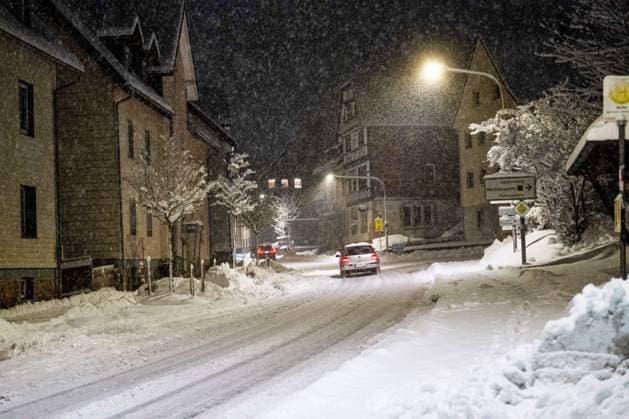 Starker Schneefall in Furtwangen im Schwarzwald, Bundesstraße 500 (Schwarzwaldhochstraße) ist mit Schnee bedeckt. Furtwangen im Schwarzwald Baden-Württemberg Deutschland Neukirch *** Heavy snowfall in Furtwangen im Schwarzwald, federal road 500 Schwarzwaldhochstraße is covered with snow Furtwangen im Schwarzwald Baden Württemberg Germany Neukirch Copyright: xJoshuaxRzepka dpax