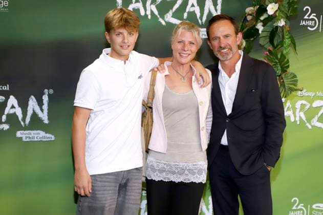 Nicolas König with wife Nina Kirschner and son Max at the premiere of the Disney musical Tarzan at the Stage Theater Neue Flora Hamburg, 20 11 2025 Foto:xgbrcix xFuturexImagex tarzan_5130