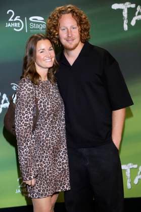 Michael Schulte with his wife Katharina Mayer at the premiere of the Disney musical Tarzan at the Stage Theater Neue Flora Hamburg, 20 11 2025 Foto:xgbrcix xFuturexImagex tarzan_5136