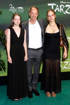 Gerrit Braun with daughters at the premiere of the Disney musical Tarzan at the Stage Theater Neue Flora Hamburg, 20 11 2025 Foto:xgbrcix xFuturexImagex tarzan_5140