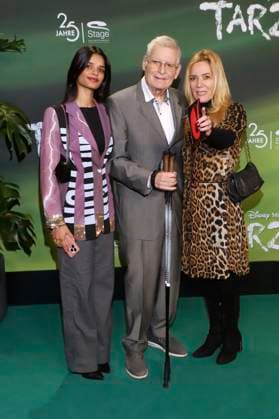 Jessica Stockmann with daughter Nisha Stockmann and father at the premiere of the Disney musical Tarzan at the Stage Theater Neue Flora Hamburg, 20 11 2025 Foto:xgbrcix xFuturexImagex tarzan_5162