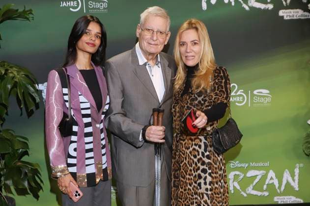 Jessica Stockmann with daughter Nisha Stockmann and father at the premiere of the Disney musical Tarzan at the Stage Theater Neue Flora Hamburg, 20 11 2025 Foto:xgbrcix xFuturexImagex tarzan_5163