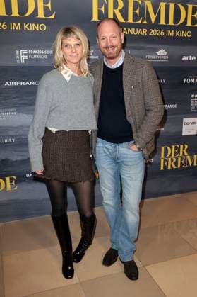 Johann von Bülow with wife Katrin von Bülow at the FFW opening with the premiere of the feature film L Ã tranger Der Fremde at the 24 French Film Week at the Delphi Filmpalast Berlin, 20 11 2025 Foto:xS.xGabschx xFuturexImagex fremde_5101