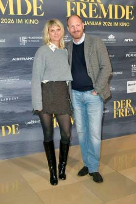 Johann von Bülow with wife Katrin von Bülow at the FFW opening with the premiere of the feature film L Ã tranger Der Fremde at the 24 French Film Week at the Delphi Filmpalast Berlin, 20 11 2025 Foto:xM.xBehrensx xFuturexImagex fremde_5154