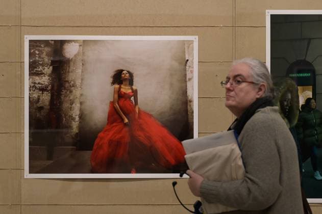Presentation of the exhibition Wonderland at the MOP Center in A Coruna A visitor during the presentation of the exhibition Wonderland, on November 21, 2025, in A Coruna, Galicia, Spain The exhibition is the first major retrospective of fashion photography by Annie Leibovitz in Spain 21 NOVEMBER 2025 M Espana  Copyright: xM.xDylanx 7114731