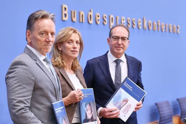 Berlin, Deutschland, 21.11.2025: Bundespressekonferenz: Vorstellung der Bundeslagebilder Häusliche Gewalt 2024 und Geschlechtsspezifisch gegen Frauen gerichtete Straftaten 2024 : Holger Münch, Präsident des Bundeskriminalamtes (BKA), Bundesministerin für Bildung, Familie, Senioren, Frauen und Jugend Karin Prien (CDU) und Bundesminister des Innern Alexander Dobrindt (CSU) *** Berlin, Germany, 21 11 2025 Federal Press Conference Presentation of the Federal Situation Reports on Domestic Violence 2024 and Gender-specific Crimes against Women 2024 Holger Münch, President of the Federal Criminal Police Office BKA , Federal Minister of Education, Family Affairs, Senior Citizens, Women and Youth Karin Prien CDU and Federal Minister of the Interi Copyright: xdtsxNachrichtenagenturx dts_94518