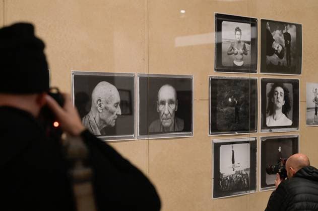 Presentation of the exhibition Wonderland at the MOP Center in A Coruna A visitor during the presentation of the exhibition Wonderland, on November 21, 2025, in A Coruna, Galicia, Spain The exhibition is the first major retrospective of fashion photography by Annie Leibovitz in Spain 21 NOVEMBER 2025 M Espana  Copyright: xM.xDylanx 7114735