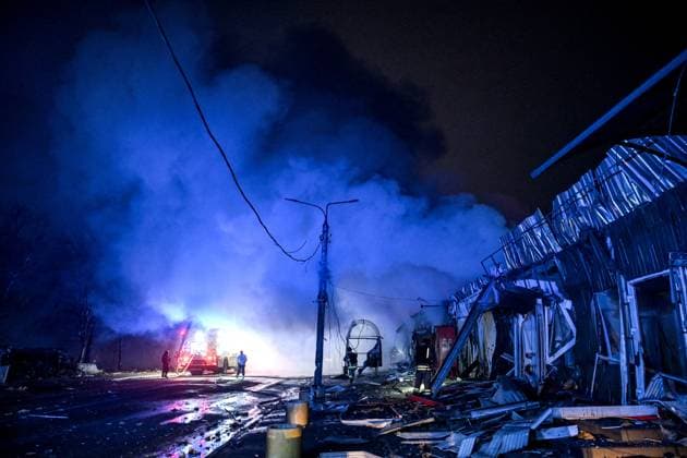 Russian Forces Attack Zaporizhzhia with KAB Bombs - Ukraine Aftermath of a Russian airstrike on the Shevchenkivskyi district of Zaporizhzhia, Ukraine, on November 21, 2025. A FAB bomb struck the area around 22:00, killing five people and injuring eight. The strike caused extensive damage to market stalls, shops, and residential buildings Photo by Dmytro Smolienko Ukrinform ABACAPRESS.COM Zaporizhzhia Ukraine  Copyright: xSmoliyenkoxDmytro Ukrinform ABACAx
