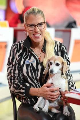 DOC POLLY, Dr. Tanja POLLMUELLER, Pollmüller, veterinarian, with her dog Heidi, Mini Beagle, 30 RTL Spendenmarathon Wir helfen Kindern , television, 20 21 11 2025 in Huerth, Germany,