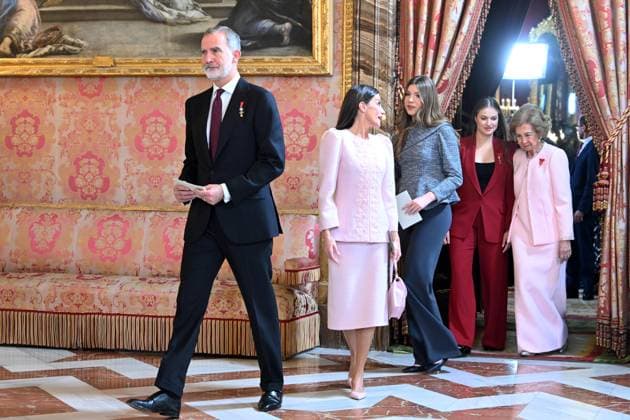 Reception at the Royal Palace after the imposition of the Golden Fleece on Queen Sofia King Felipe, Queen Letizia, Infanta Sofia, Princess Leonor and Queen Sofia during the reception held after the imposition of the Golden Fleece at the Royal Palace, November 21, 2025, in Madrid Spain King Felipe VI has imposed the Collar of the Insigne Orden del Toisón de Oro to Her Majesty Queen Dona Sofía, for her dedication and devotion to the service of Spain and the Crown Felipe González, Miguel Herrero y Rodríguez de Minón and Miquel Roca i Junyent have also been decorated FAMOUSES ROYALTY GOLDEN TOISON INSIGNIA José Madrid Madrid Madrid Spain  Copyright: xJosÃ xOlivax 7114908