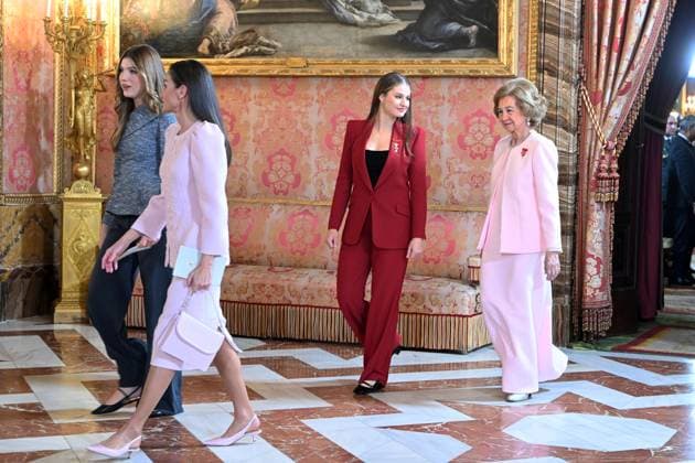 Reception at the Royal Palace after the imposition of the Golden Fleece on Queen Sofia Infanta Sofia, Queen Letizia, Princess Leonor and Queen Sofia during the reception held after the imposition of the Golden Fleece at the Royal Palace, November 21, 2025, in Madrid Spain King Felipe VI has imposed the Collar of the Insigne Orden del Toisón de Oro on Her Majesty Queen Dona Sofía, for her dedication and devotion to the service of Spain and the Crown Felipe González, Miguel Herrero y Rodríguez de Minón and Miquel Roca i Junyent have also been decorated FAMOUSES ROYALTY TOISÓN DE ORO INSIGNIA José Madrid Madrid Madrid Espana  Copyright: xJosÃ xOlivax 7114930