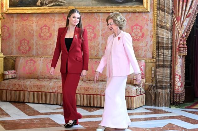 Reception at the Royal Palace after the imposition of the Golden Fleece on Queen Sofia Princess Leonor and Queen Sofia during the reception held after the imposition of the Golden Fleece at the Royal Palace, on November 21, 2025, in Madrid Spain King Felipe VI has imposed the Collar of the Insigne Orden del Toisón de Oro on Her Majesty Queen Sofia, for her dedication and devotion to the service of Spain and the Crown Felipe González, Miguel Herrero y Rodríguez de Minón and Miquel Roca i Junyent have also been decorated FAMOUSES ROYALTY GOLDEN TOISON INSIGNIA José Madrid Madrid Spain  Copyright: xJosÃ xOlivax 7114938