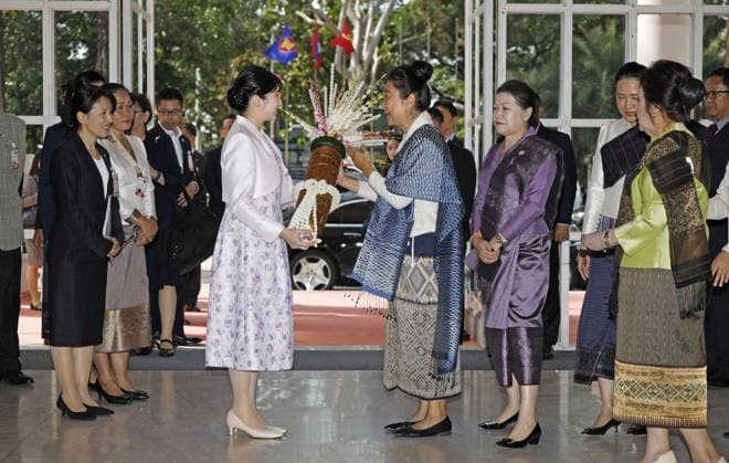 Japan Princess Aiko in Laos Japanese Princess Aiko (C, L) receives a bouquet while visiting the Textile Treasures of Laos exhibition in Vientiane on Nov. 21, 2025, during her official trip to Laos.  A14AA0005051610P