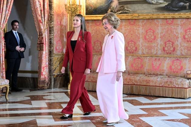 Reception at the Royal Palace after the imposition of the Golden Fleece on Queen Sofia Princess Leonor and Queen Sofia during the reception held after the imposition of the Golden Fleece at the Royal Palace, on November 21, 2025, in Madrid Spain King Felipe VI has imposed the Collar of the Insigne Orden del Toisón de Oro on Her Majesty Queen Sofia, for her dedication and devotion to the service of Spain and the Crown Felipe González, Miguel Herrero y Rodríguez de Minón and Miquel Roca i Junyent have also been decorated FAMOUSES ROYALTY GOLDEN TOISON INSIGNIA José Madrid Madrid Spain  Copyright: xJosÃ xOlivax 7114994